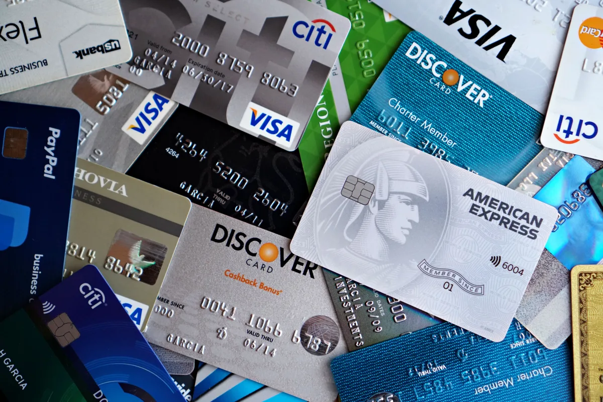 Assorted credit and debit cards from various bank issuers — 2026 comparison