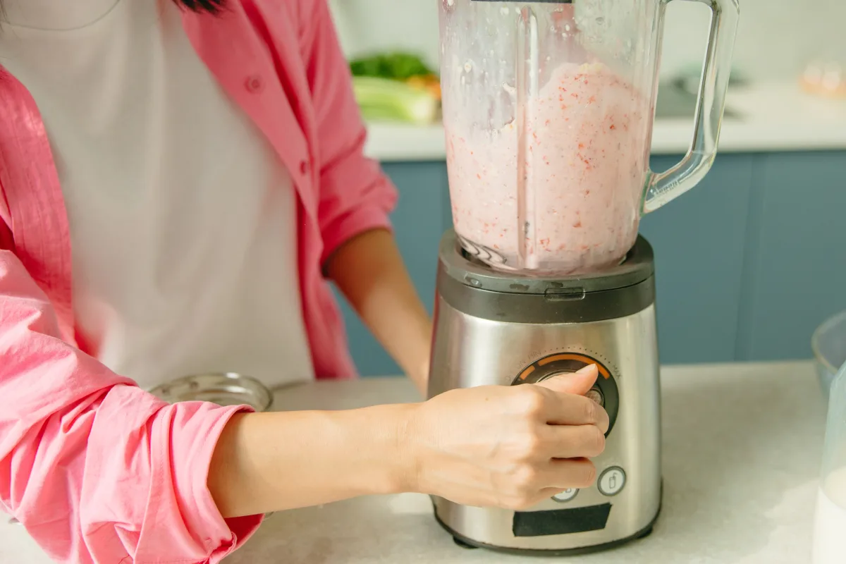 Person blending fresh fruit smoothie — smoothie performance test comparison 2026