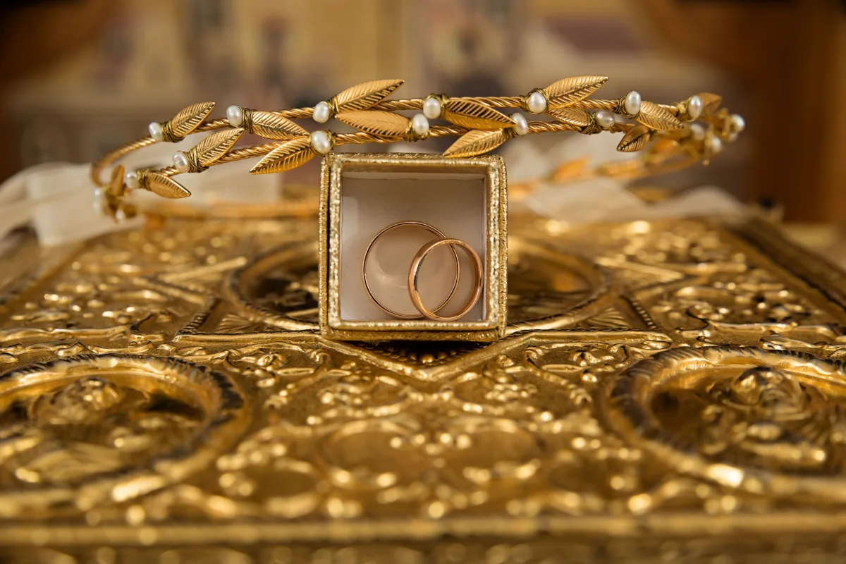 Assorted 14K yellow gold rings and chains, illustrating the metal guide comparison